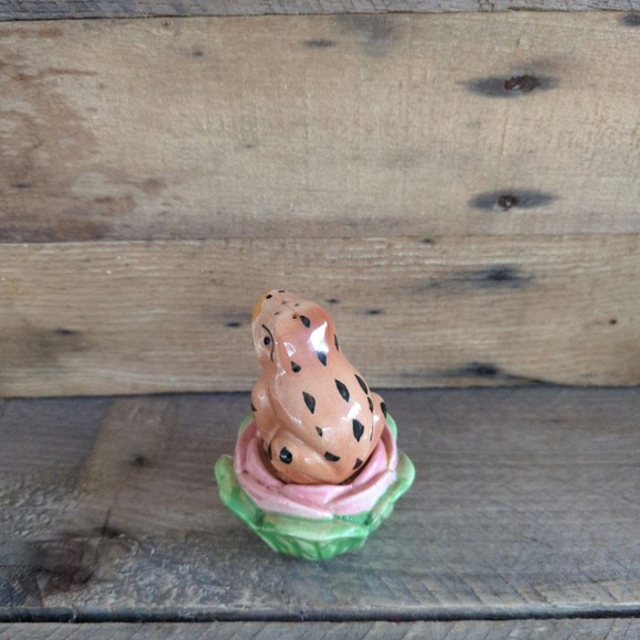 Vintage Handpainted Ceramic Frog on a Lily Pad Salt & Pepper Shakers Japan - Picture 3 of 11